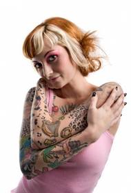Europæiske og amerikanske piger bevæger mode personlighed tatovering
