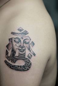 një tatuazh i personalizuar Sanskrit në krahun e sipërm