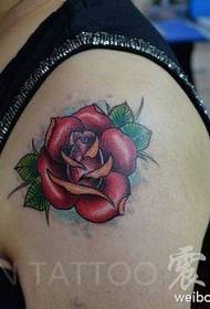 Moteriškos pečių spalvos rožių tatuiruotės paveikslėlis