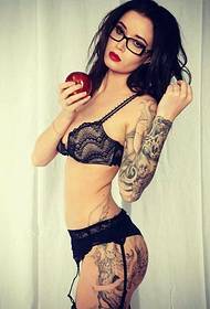 Tatuaggio sul braccio di fiori dell'insegnante di moda