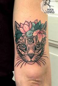 Снимка на цветната ръка на татуировка на котка