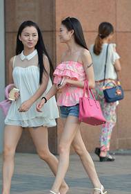 漂亮魅力迷人美女街拍手臂纹身图片  图片