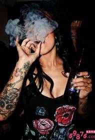 Fajčenie dievčaťa dekadentné tetovanie osobnosti