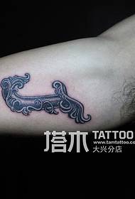 Arm binne-in die lettertatoeëringpatroon