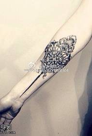 Modello di tatuaggio alla vaniglia con personalità fornito da tattoo show