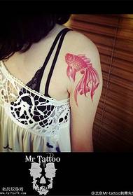 Rankos spalvos raudonos auksinės žuvelės tatuiruotės paveikslėlis