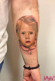 صورة شخصية ذراع الطفل رسمت الوشم