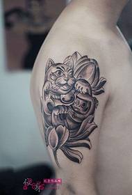 Zwart en wit wenkende kat arm tattoo