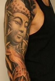 Класична тетоважа со цветни раце на главата на Буда