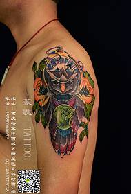 Πολύχρωμο τατουάζ κουκουβάγια στο μεγάλο χέρι