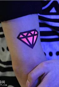 Patrón de tatuaje de diamante fluorescente brazo femenino