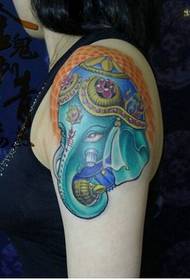 Braccio da ragazza, una bellissima foto di tatuaggi di elefanti