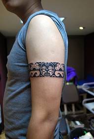 Tatuaggio con fascia da braccio totem semplice e cool