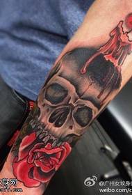 Cráneo de brazo rosa patrón de tatuaxe de vela