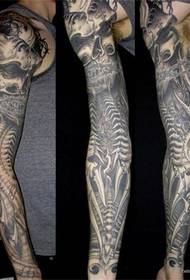 Šauni mechaninė gėlių rankos tatuiruotė