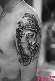 Tatuatge de braç de déu d'elefant en blanc i negre