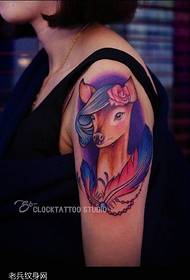 Modèle de tatouage plume de cerf couleur bras
