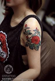 Patrón de tatuaje de trompeta ultra puro de hombro de mujer