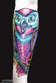 Rankos spalvos pelėdos tatuiruotės paveikslėlis