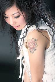 Bella affascinante modello femminile unica bella immagine del tatuaggio del braccio
