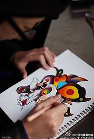 Lub ntsej muag dej xim txuam nrog ob ntu ntawm tus qauv tattoo