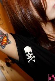 Kolorowy obraz tatuażu na ramieniu