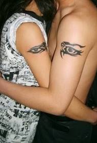 Les tatouages font leur témoignage d'amour