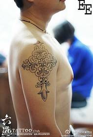 Držite povoljan oblak oko kružnog uzorka tetovaže