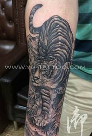 Hand schwaarz groer Tiger Tattoo Muster