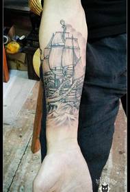 Patrón de tatuaje de brazo navegando