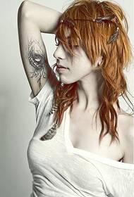 Sexy θηλυκό μοντέλο βραχίονα ωραίο μαύρο και άσπρο εικόνα τατουάζ ματιών