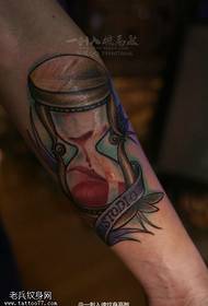 ຮູບແບບ tattoo hourglass ບຸກຄະລິກສີຂອງແຂນ