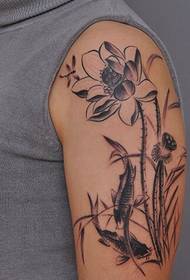 Illustrazione piacevole in bianco e nero del tatuaggio di koi del loto della bella mano del braccio della donna