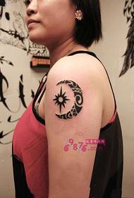 Immagine creativa del tatuaggio del braccio del totem della luna della stella