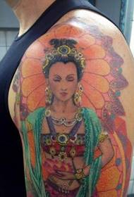 Hyvännäköinen Guanyin-tatuointi käsivarressa
