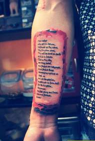 Immagine creativa del tatuaggio del braccio inglese di personalità