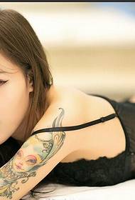 Image de modèle de tatouage bras sexy fille beauté séduisante