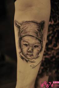 Slatka dječja avatar crna i bijela tetovaža na ruci