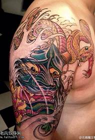 დიდი მკლავის ფერი ტრადიციული snakelike tattoo ნიმუში