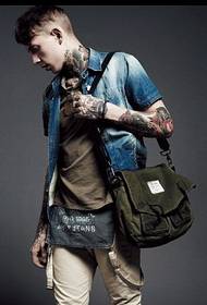Слика модног згодног момка показује личност тетоважа руке на врату