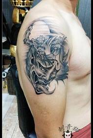 Grande modello di tatuaggio nero e grigio