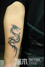 Tatuaggio totem da uomo braccio drago