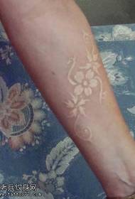 Model de tatuaj de floare albă invizibil de braț feminin