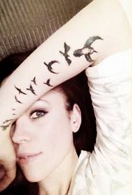 Foto de patrón de tatuaje de trago de brazo femenino