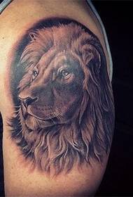 Tatouage de lion roi bras dominateur