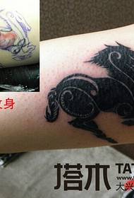 Pokrijte tetovažu konja totem tetovaža