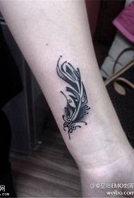 Modello tatuaggio piuma polso