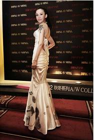 Supermodel Wang Yue በሥዕሉ ለመደሰት ቆንጆ እና የሚያምር የክንድ ቀሚስ ንድፍ