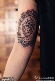 Modello di tatuaggio gioiello a forma di cuore con punte a vaniglia e punte a braccio