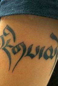 Elegante tatuaggio sanscrito con le braccia